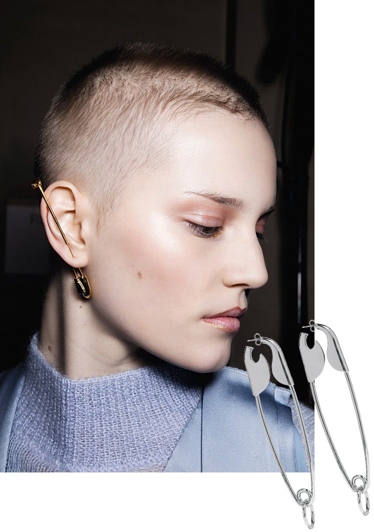 La sorpresa es cada vez más difícil de conseguir en la moda. Y más aún lograr que sea aceptada por las consumidoras. Por eso es tan frecuente bucear en las tendencias del pasado. Para amantes de la estética punk depurada, algunas firmas como Balenciaga o Vionnet proponen estos pendientes nada discretos. (Vionnet, Balenciaga)