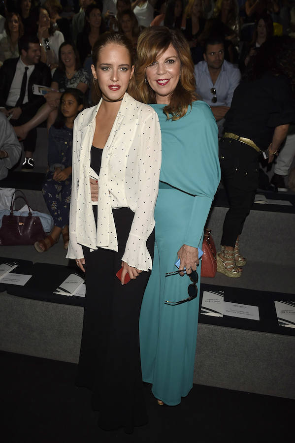 La actriz posa junto a su hija minutos antes del desfile de Andrés Sardá