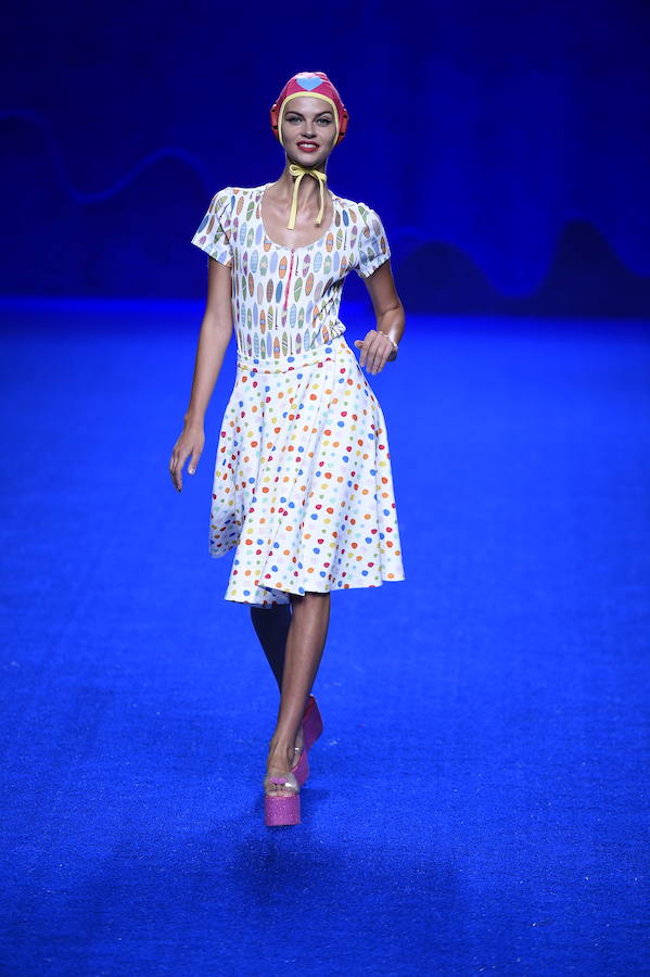 Los lunares conviven con otros estampads a todo color en el desfile de la firma