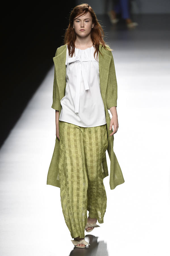 Sobre blusa blanca, trench verde y pantalón del mismo tono que se ha visto sobre la pasarela