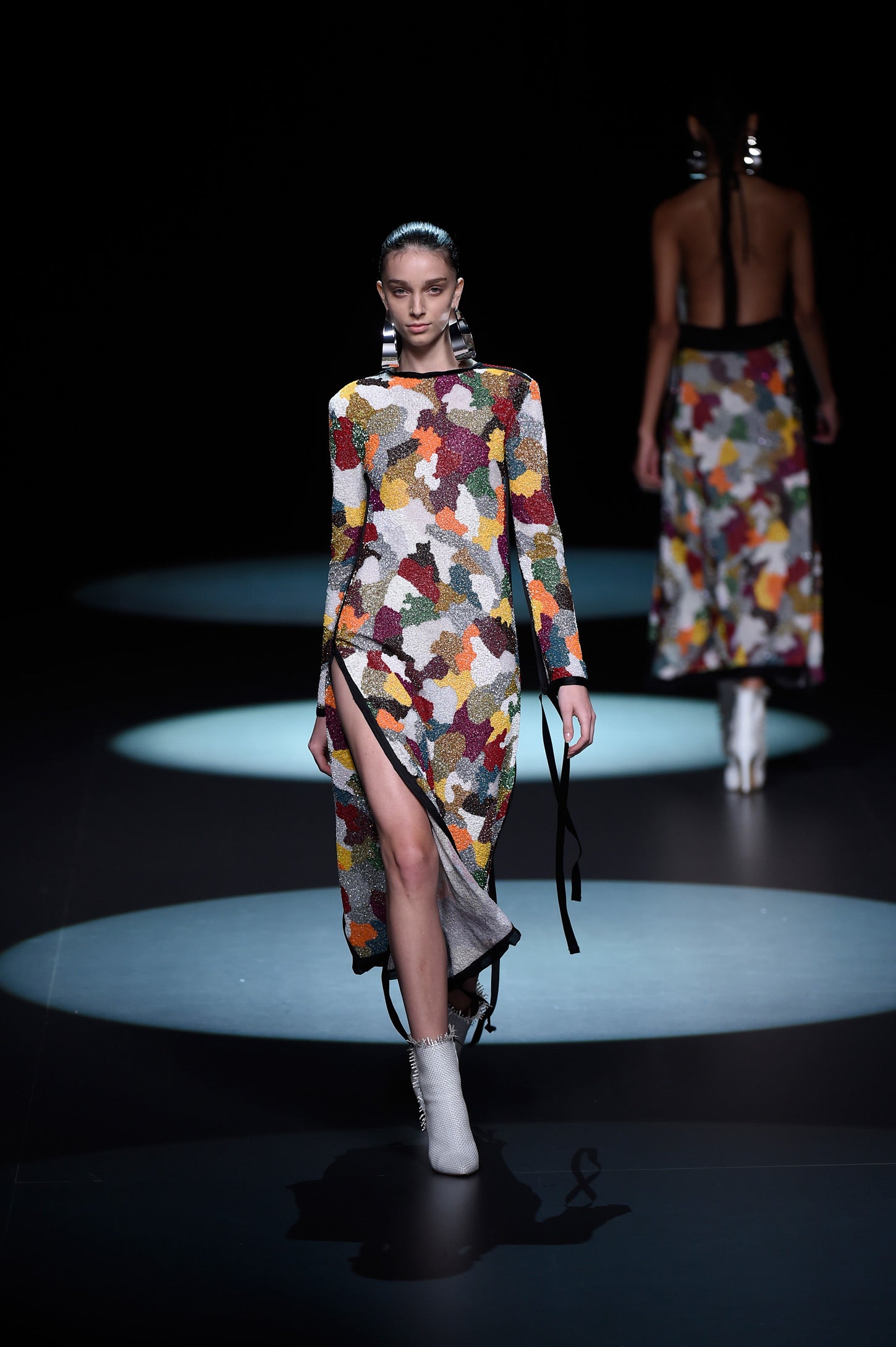 Vestido con abertura y mezcla de colores con un tejido con reflejos.