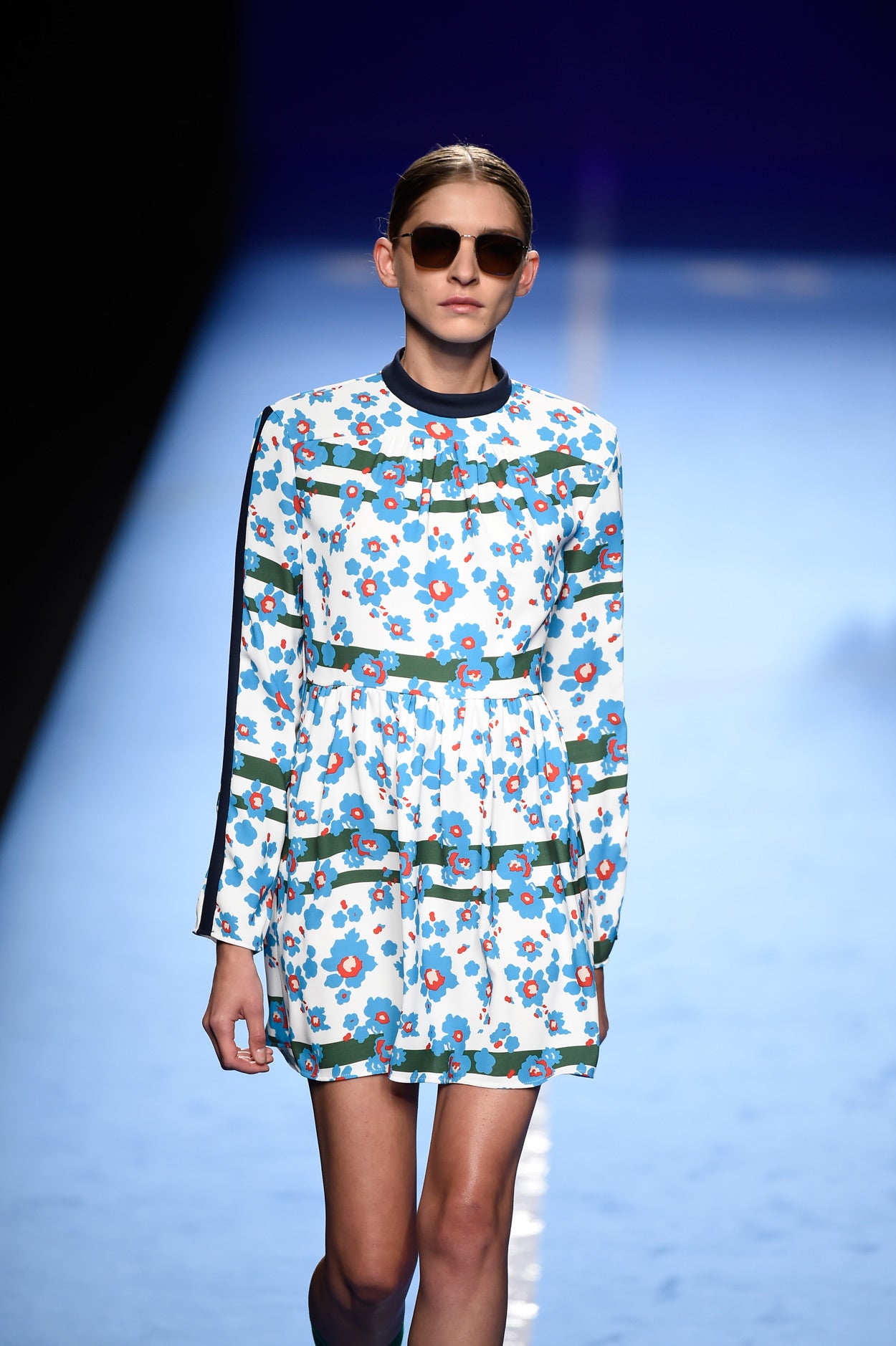 Tejidos bordados en microlentejuelas, algodones orgánicos y ecológicos, perforados y rejillas, 'prints florales'.