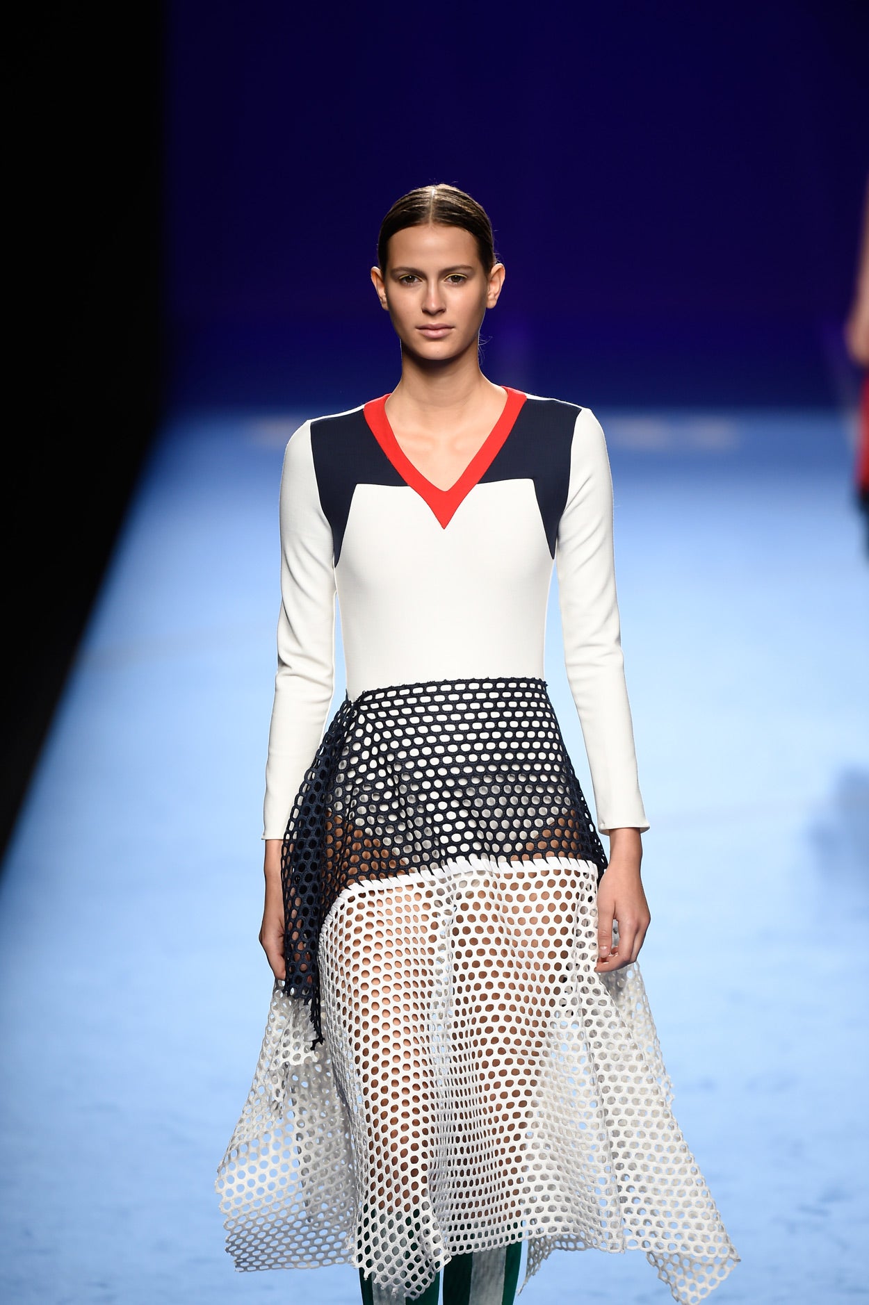 Las telas perforadas aparecían en numerosos looks de la colección.