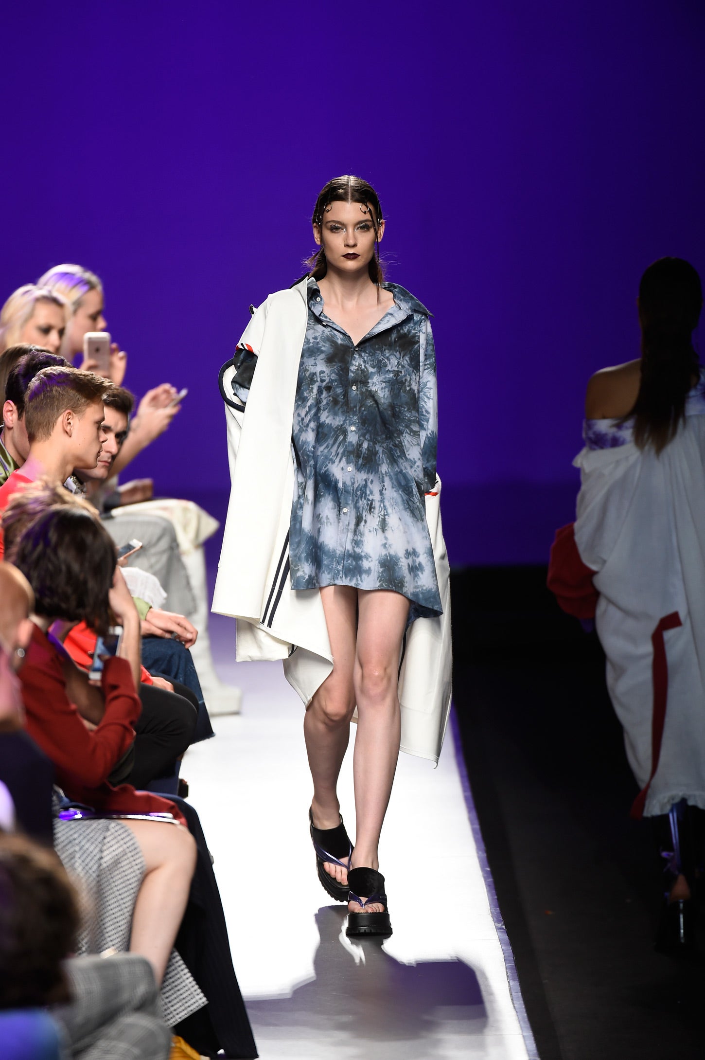 Prendas muy juveniles, con tintes 'sporty', mucho color, estampados 'tye die'...