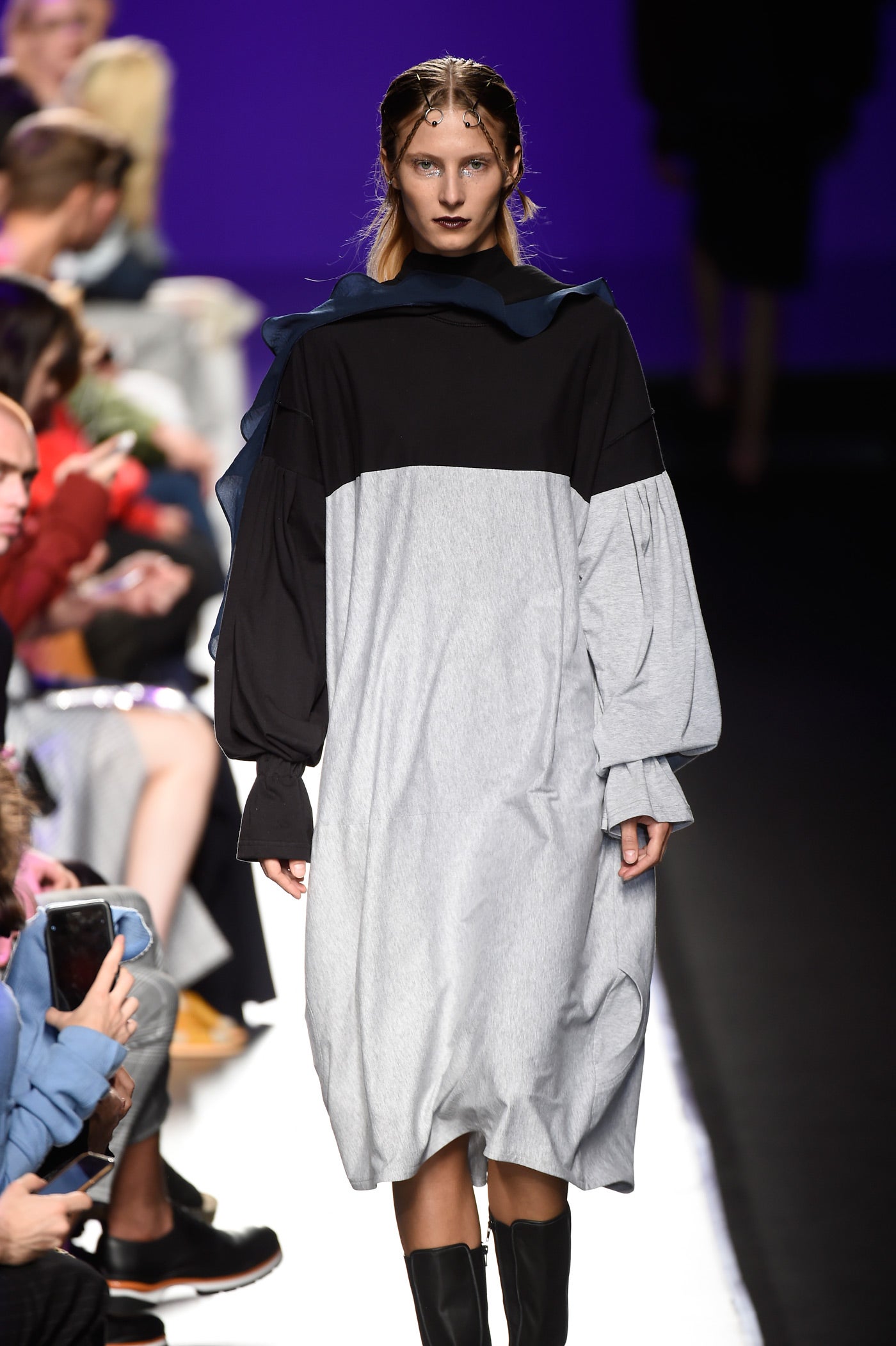 siluetas reinventadas, tejidos básicos como el algodón pero de muy alta calidad, terciopelo y una fuente de inspiración ecléctica.