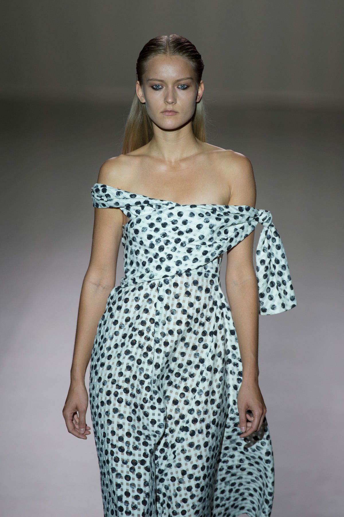 Vestido con escote asimétrico con nudo en el tirante izquierdo.