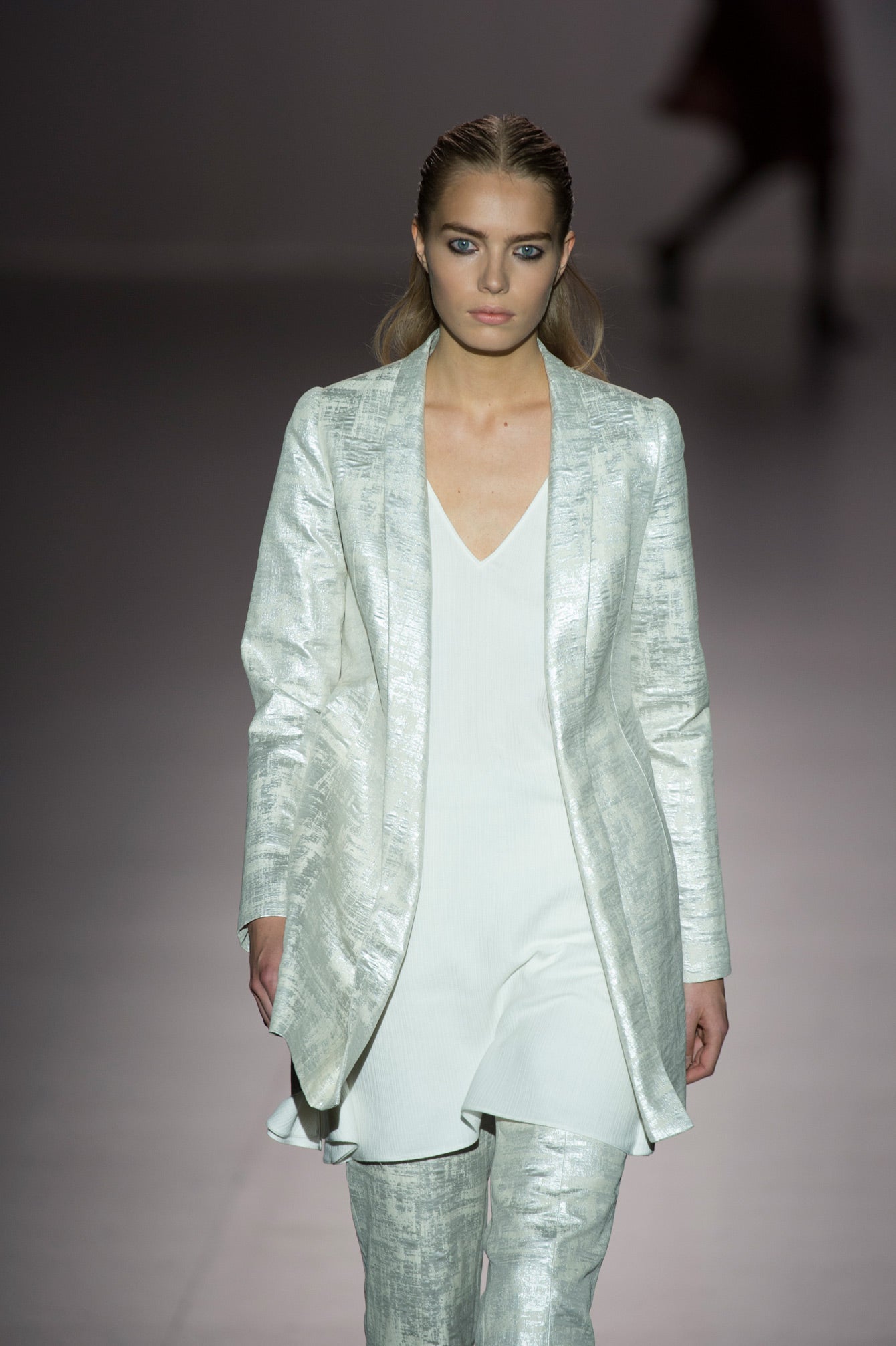 Conjunto de blazer, pantalones y maxi blusa.