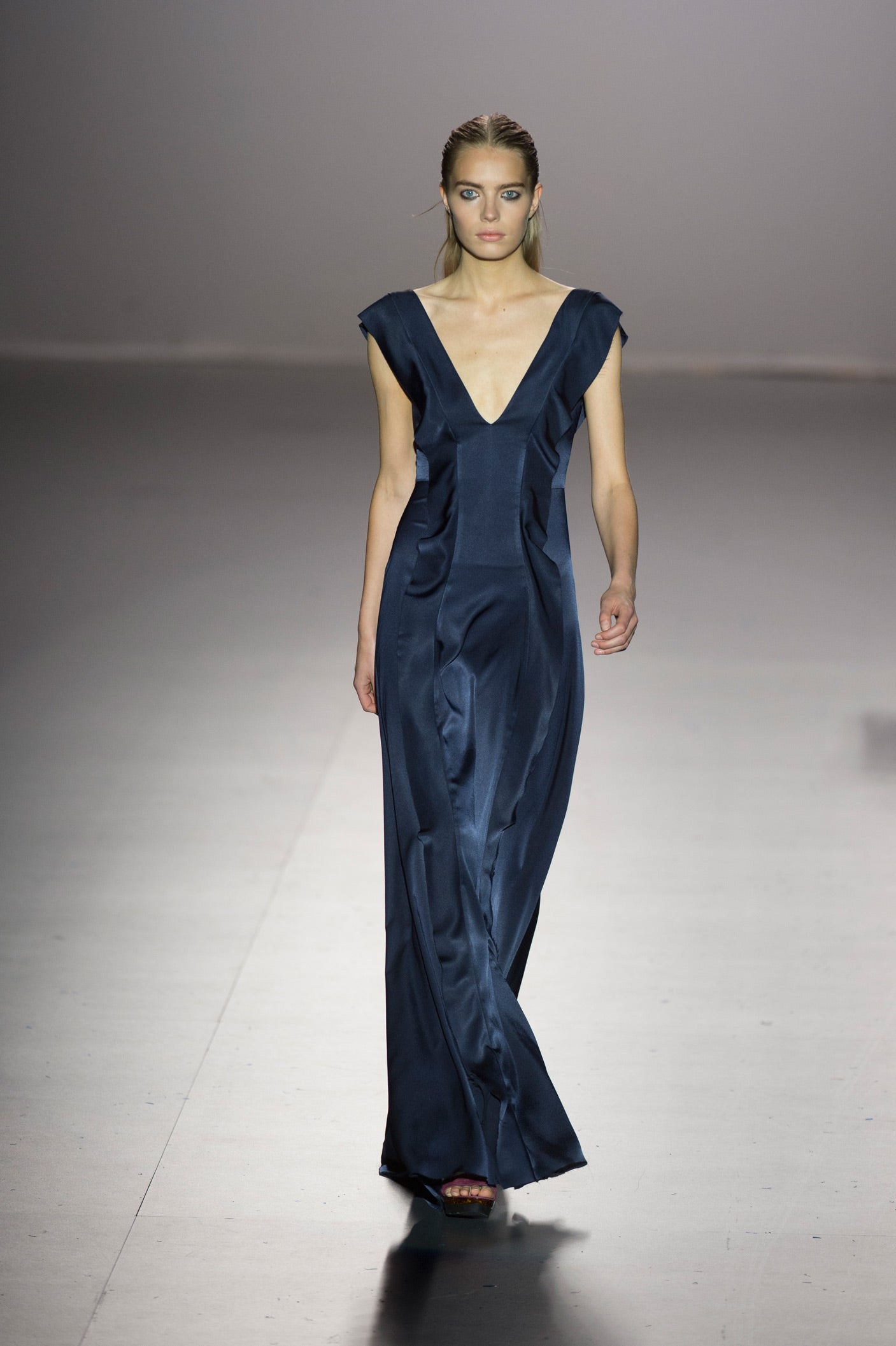 Vestido largo con volantes verticales y pronunciado escote.