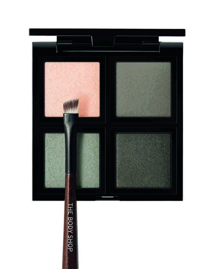 Las sombras de ojos Down To Earth, enriquecidas con aceite de marula, aceite de babasú y aceite de sésamo de Comercio con Comunidades, son muy duraderas y cuidan la piel. Hay cinco combinaciones de colores diferentes. (19€)