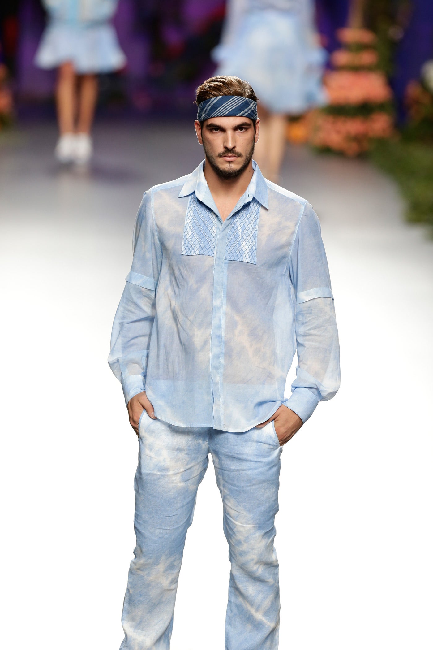 La moda masculina también se teñía de estos azules que reinaron la colección.