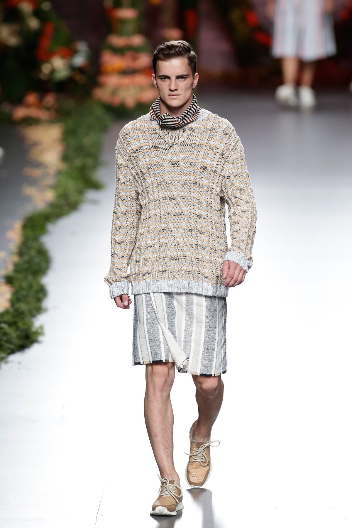 A lo largo de la colección pudimos disfrutar del tratamiento del color, con sus volúmenes en movimiento, con sus tejidos confeccionados a mano, como antes.