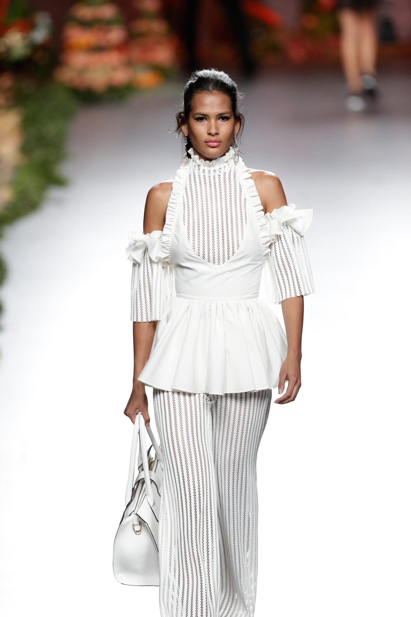 Look total white con volantes y telas perforadas.