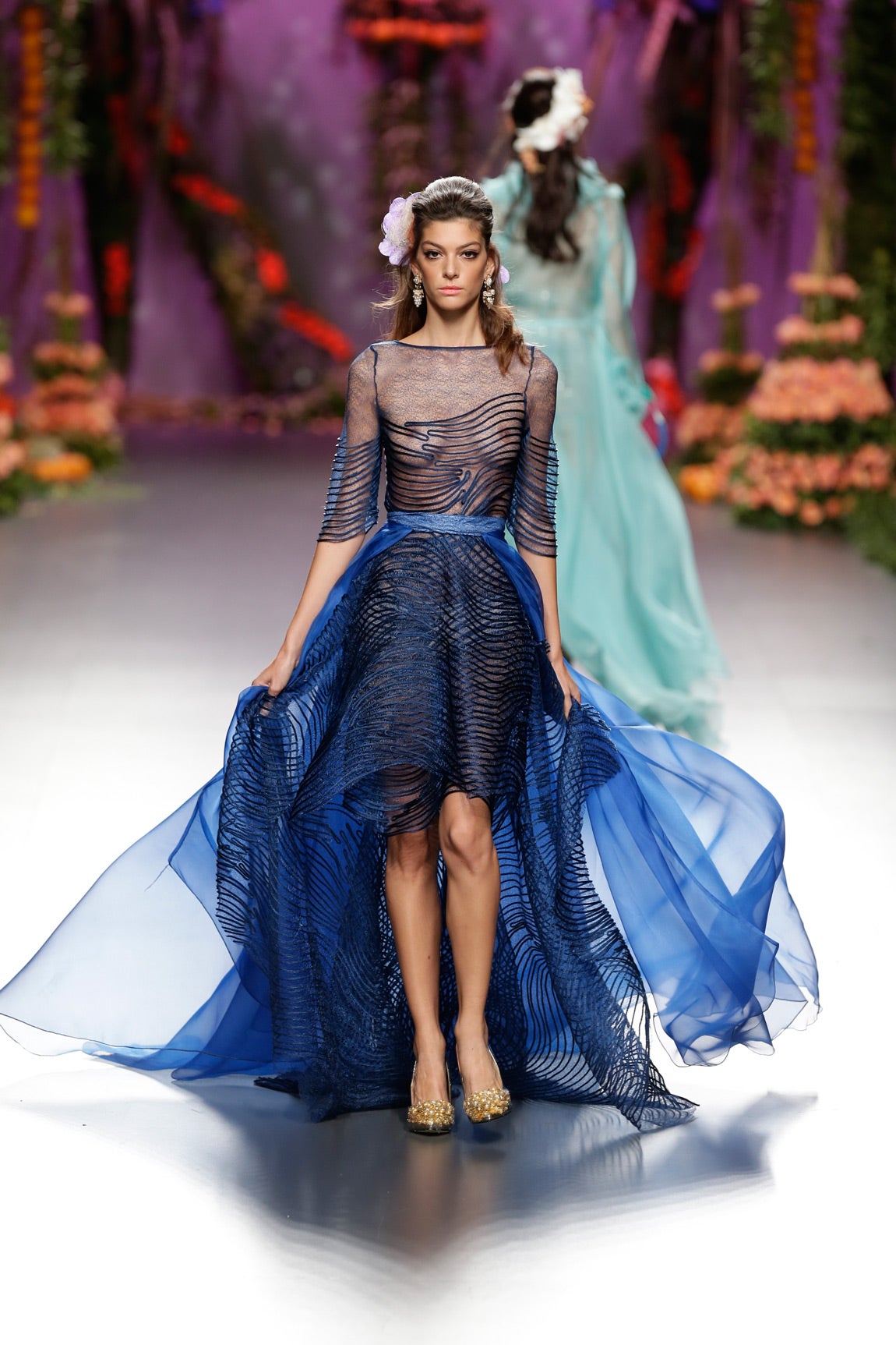 El diseñador valenciano se inspira en su tierra y crea una colección en la que las Fallas son las absolutas protagonisas.