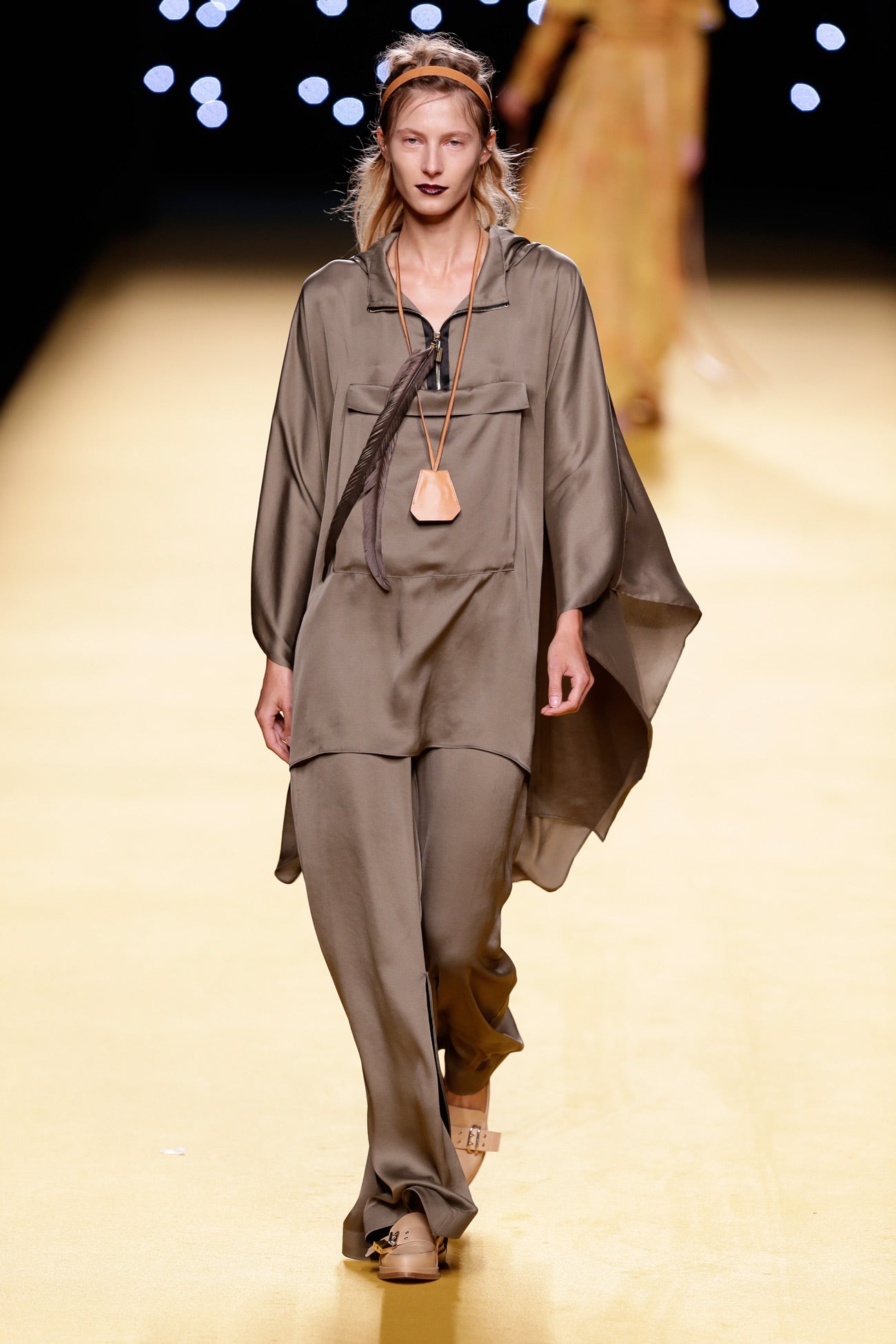 También detalles en contraste que nos trasladan al armario masculino a través de complementos como los sombreros a los zapatos.