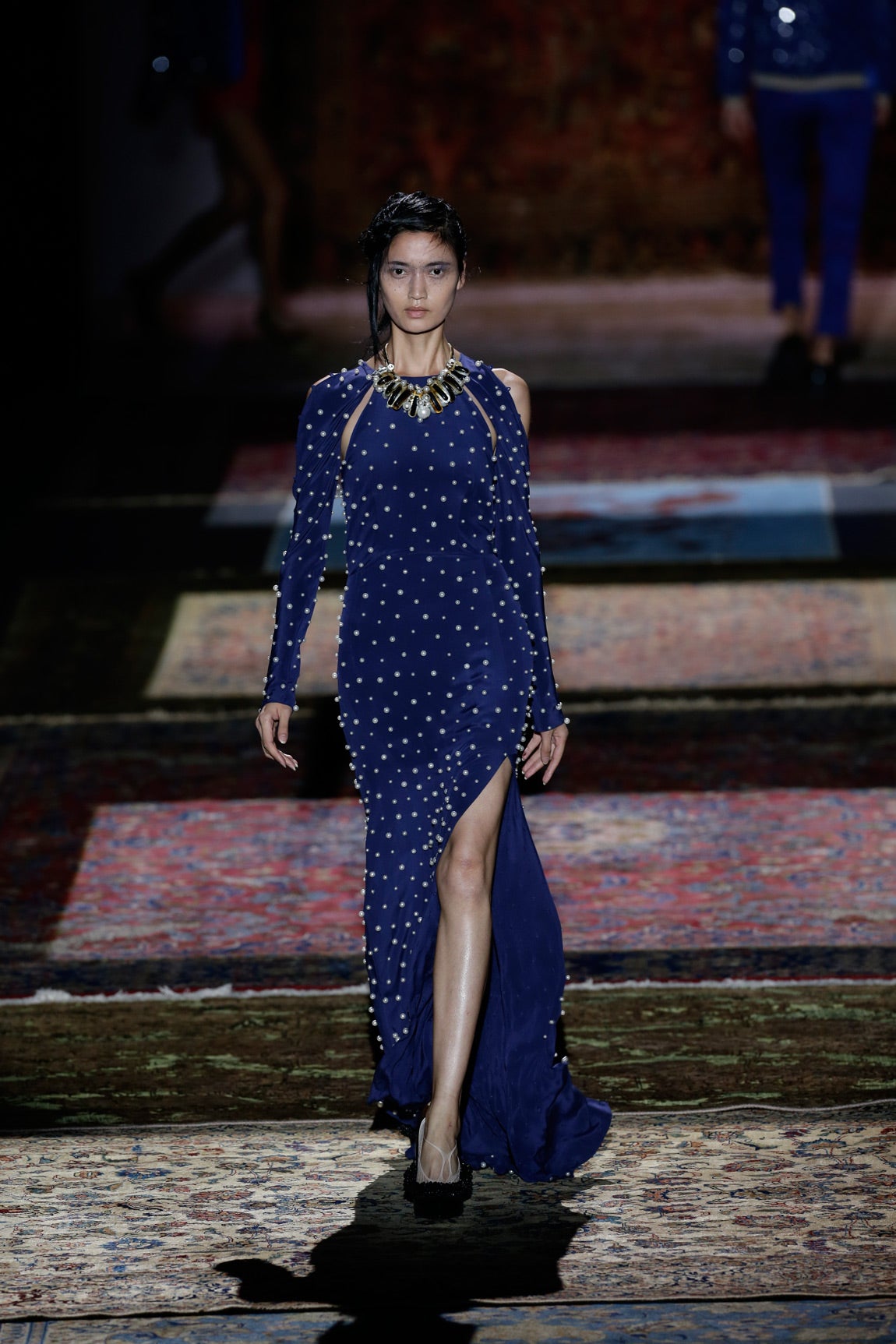 Los materiales 'opuestos' se han abrazado sobre la pasarela: flores, estampados de camuflaje, perlas...