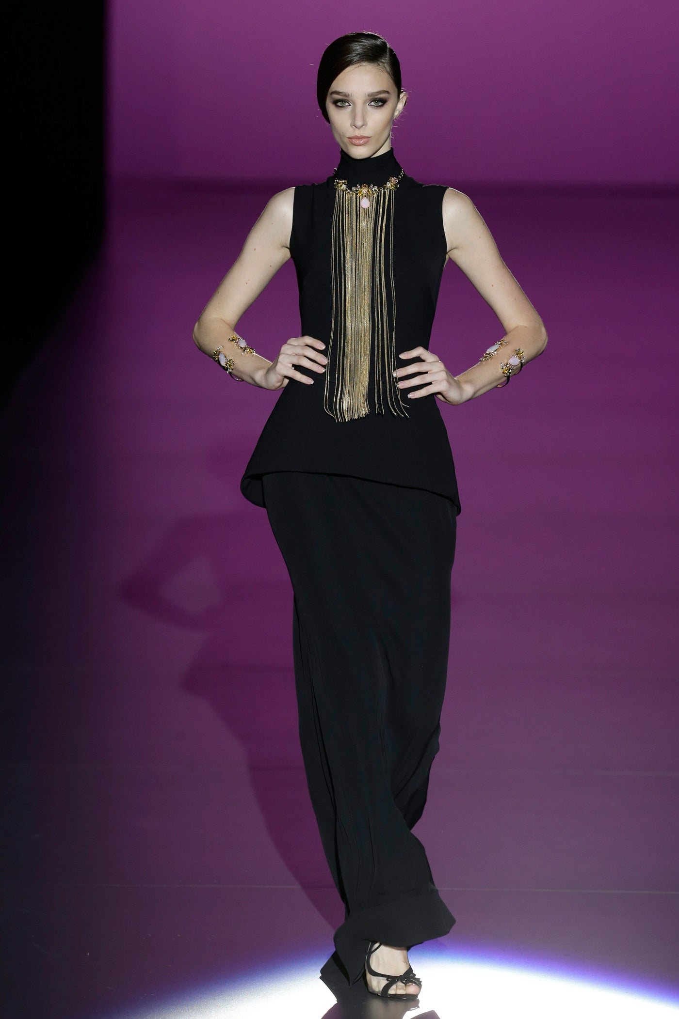 Conjunto de dos piezas en negro con un collar joya que da elt oque al look.