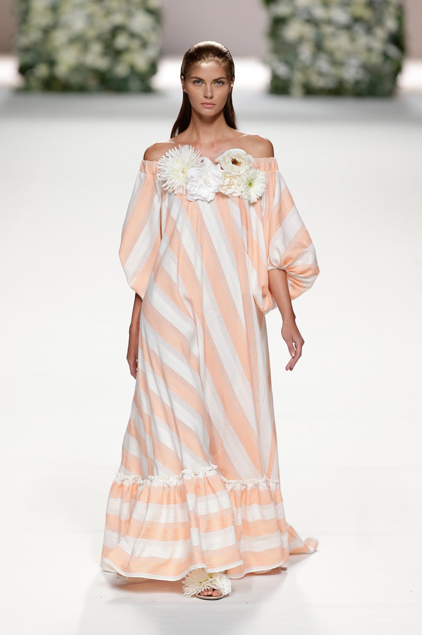 Vestido largo de rayas con detalles florales en el escote.