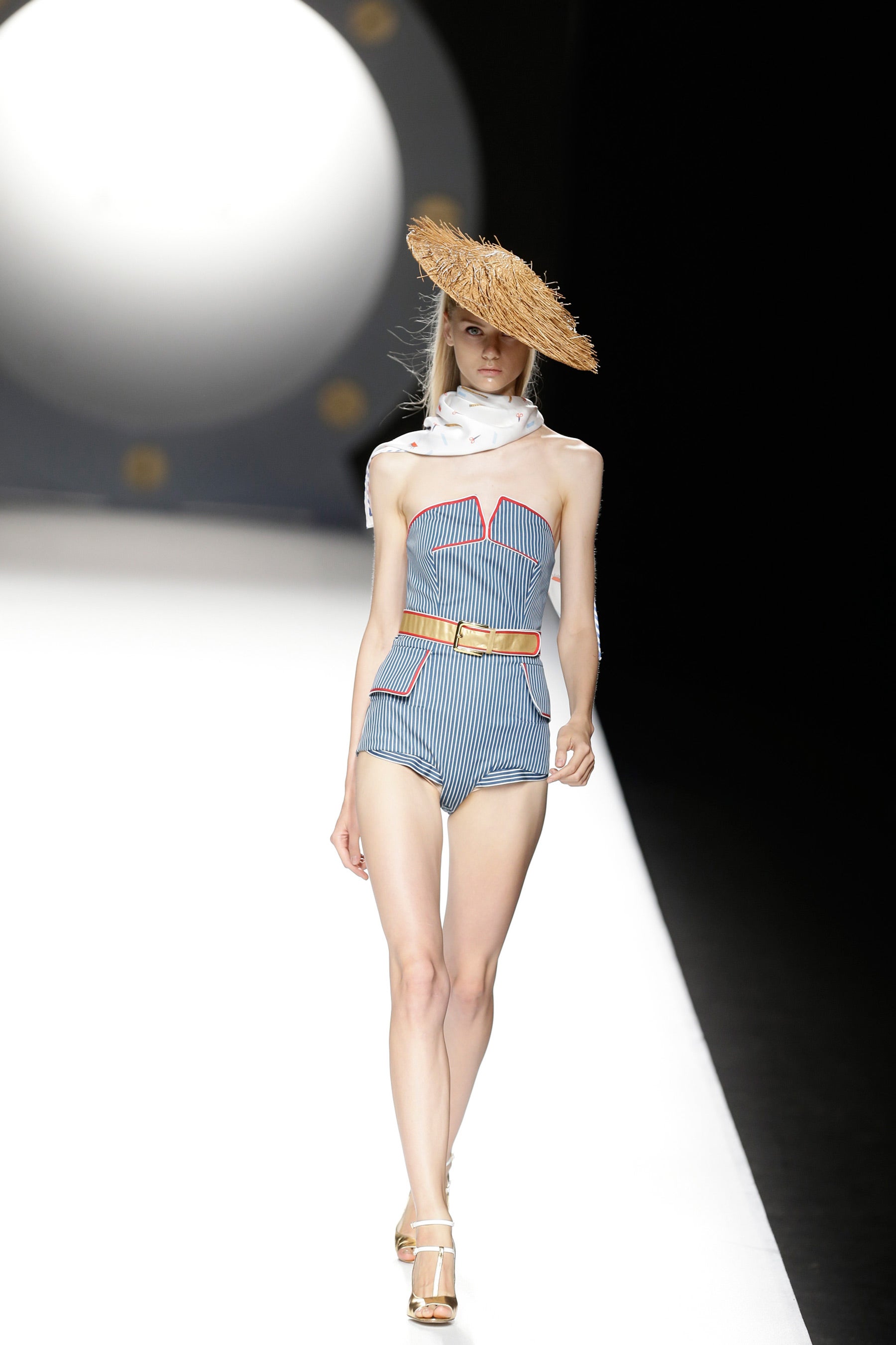 El diseñador ha presentado 'Yatch club', su colección número 30 y una nueva colaboración con Pullmantur.