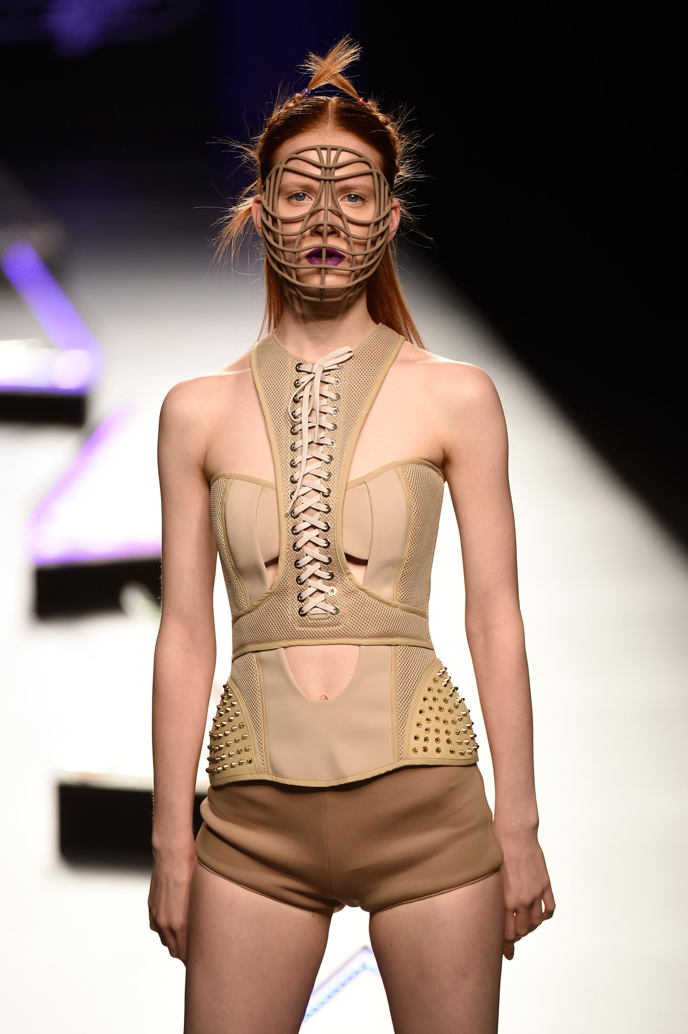 Vuelve a su patronaje elaborado, a esas siluetas casi arquitectónicas que recuerdan al genio Gaultier y a Moschino.