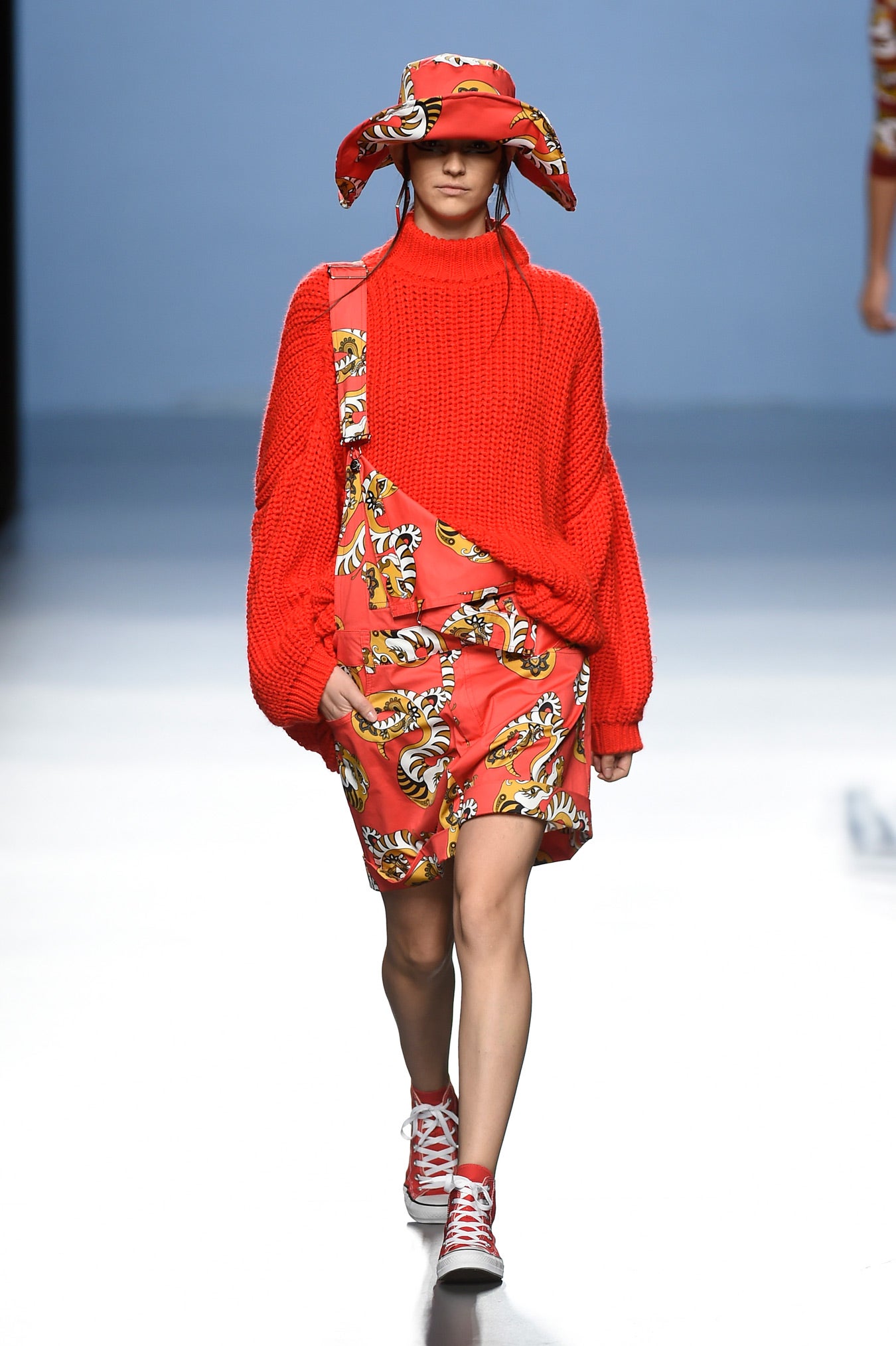 Un look con peto y jersey de lana por dentro.