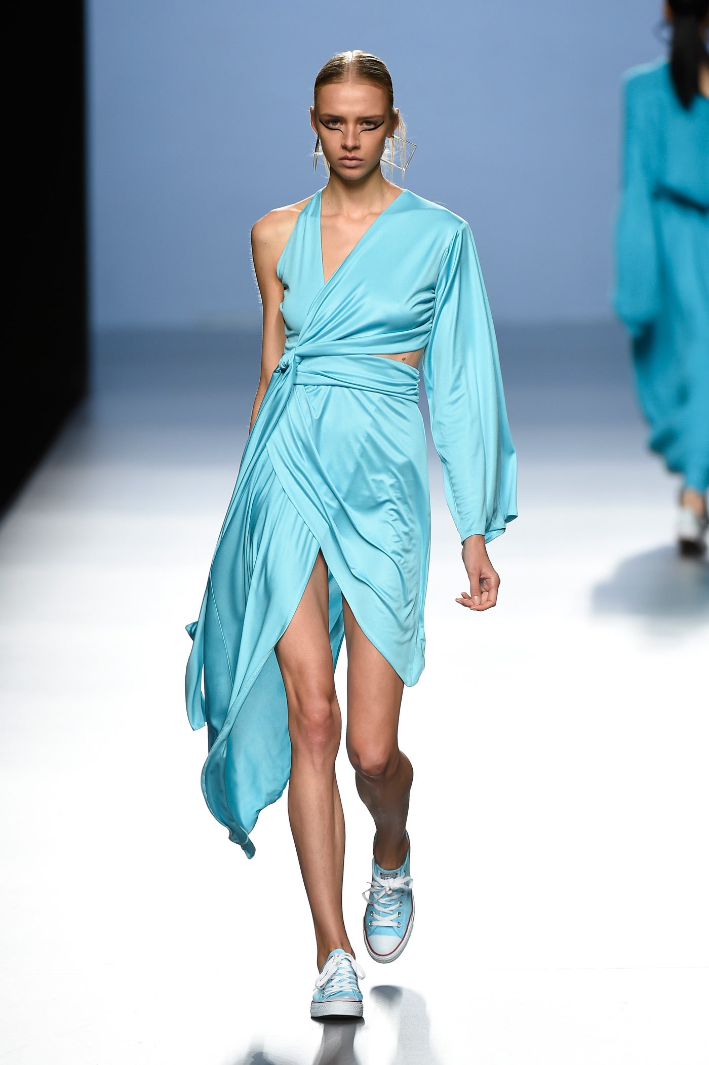 Las míticas zapatillas Converse y el denim aportan ese punto 'sporty' y 'casual'.