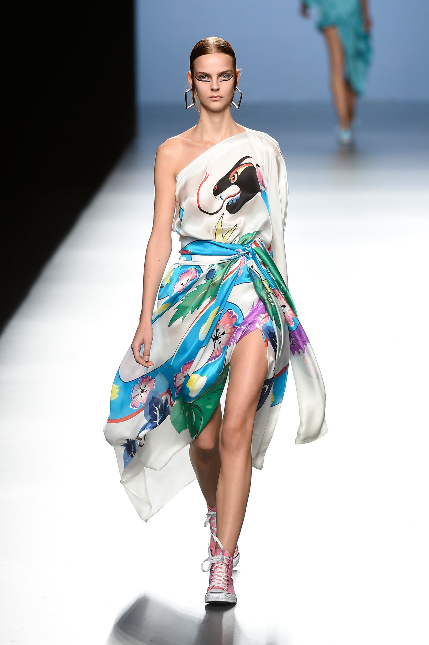 El color y los estampados vuelven a ser los protagonistas de la colección, que esta vez se teje en sutiles sedas ligeras pintadas a mano.