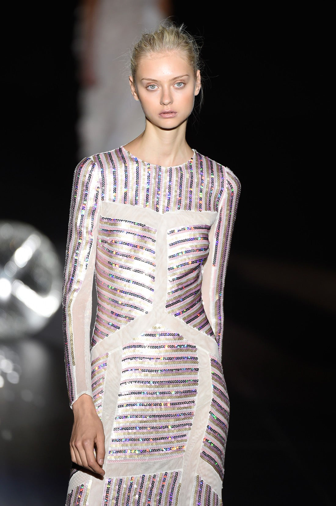 Vestido de manga larga ajustado con lentejuelas en colores metálicos.