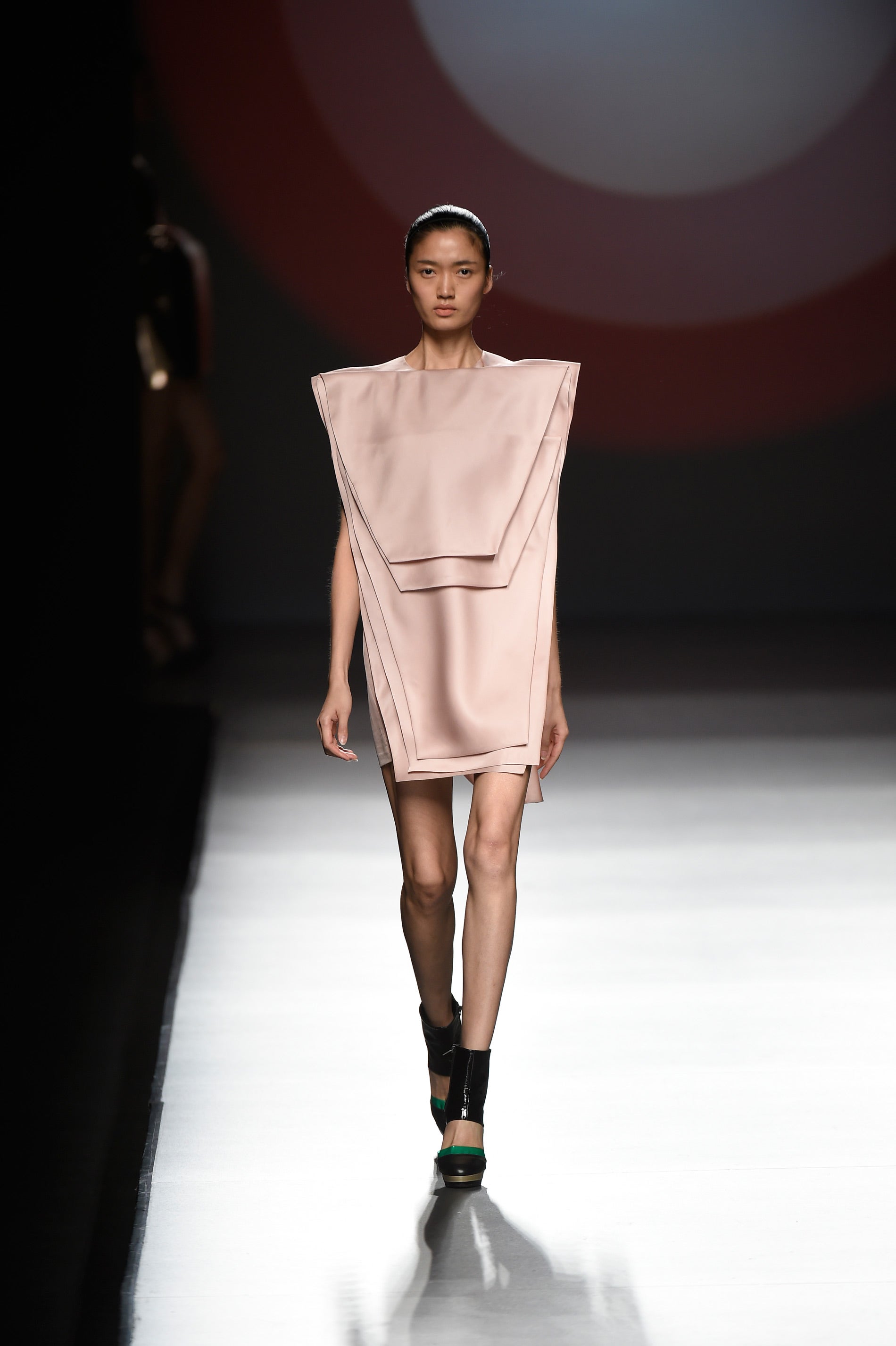 Una colección en el que el patronaje elaborado, casi arquitectónico, ha sido una vez más la seña de identidad de la firma.