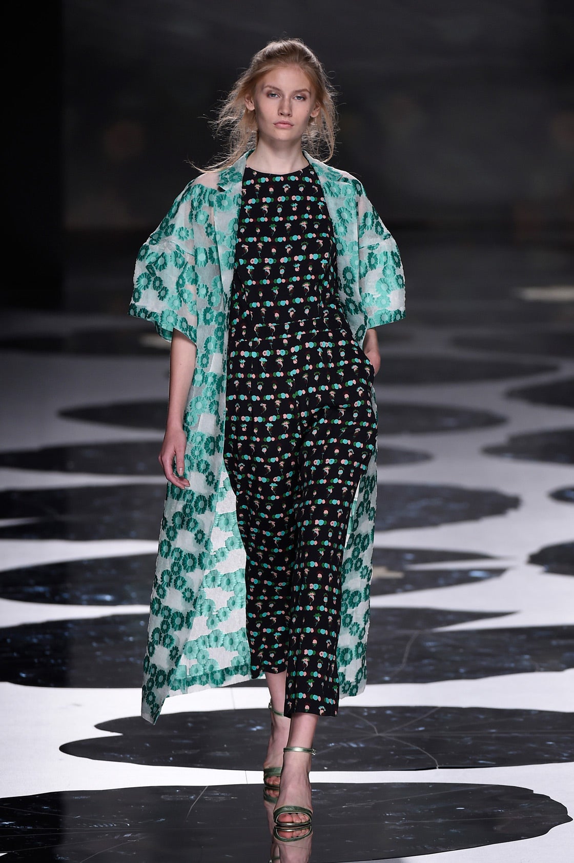 Look con 'prints' románticos y poéticos.