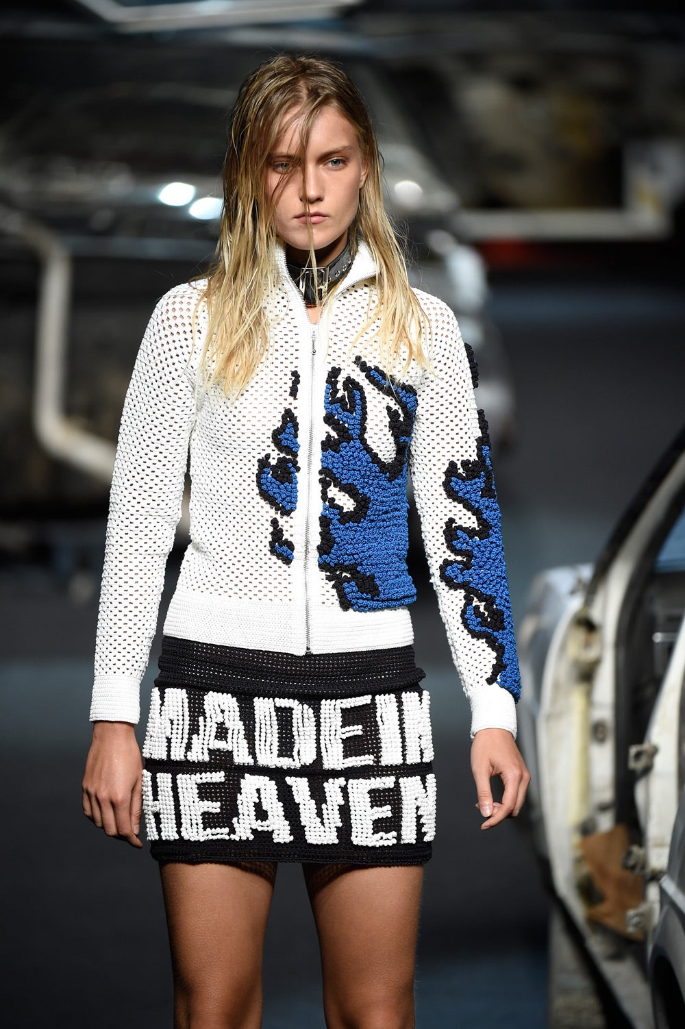 Look con prendas elaboradas con hiladuras técnicas, pieles sintéticas, algodones resinados y rejillas.