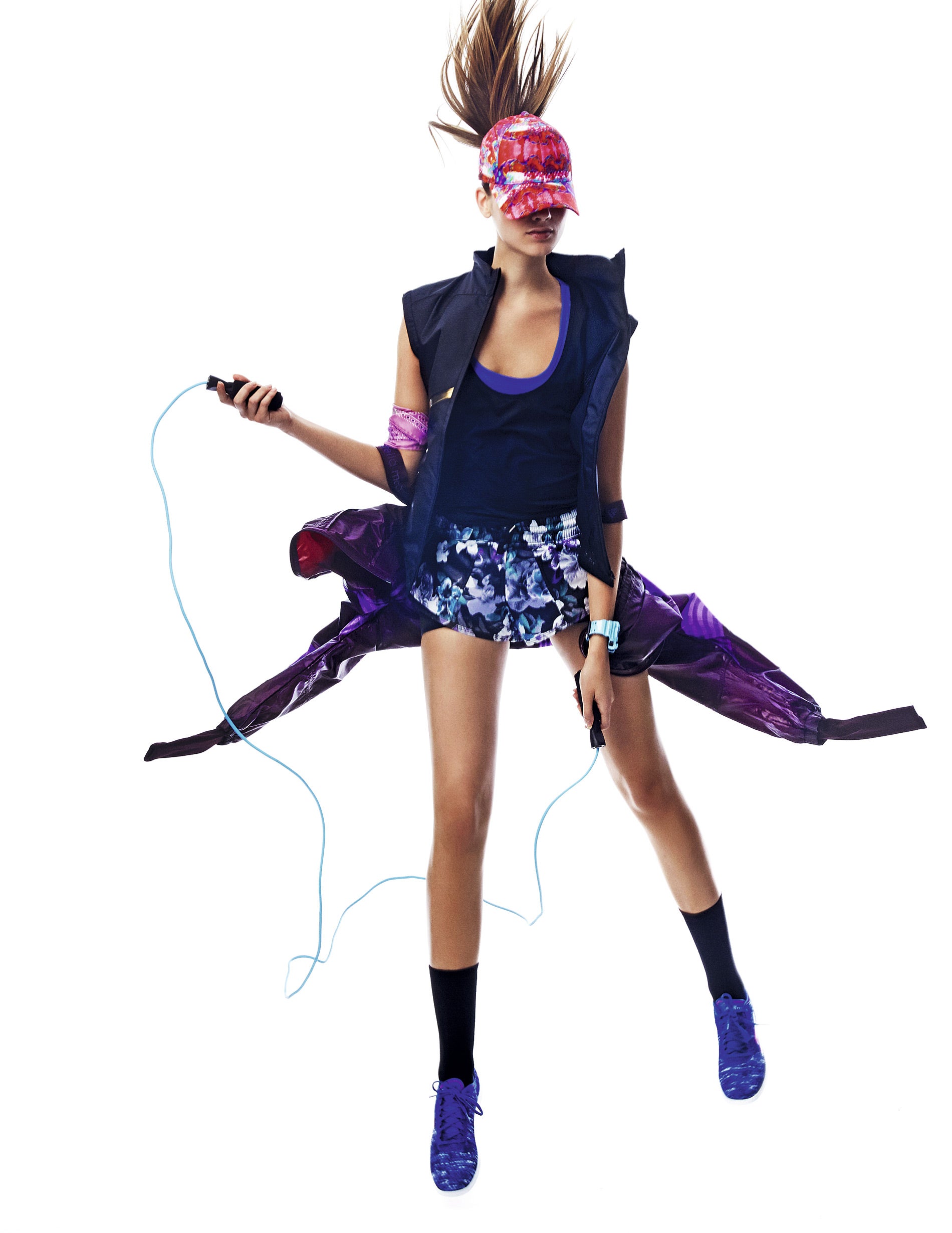 Top de neopreno, de El Corte Inglés con pantalón corto y chaqueta mochila de Stella McCartney para Adidas. El chaleco lo firma Grips. Deportivas de Skechers, calcetines de Reebok y gorra de New Era. Reloj de Casio, comba de Domyos y pañuelo de Hermès. Estilismo: José Herrera. Maquillaje: LOréal Paris. Peluquería: Leo Pereira para Redken. Asistente de estilismo: Fran Jymz y Samuel Sanz. Asistente de fotografía: Yamel Jaltota.