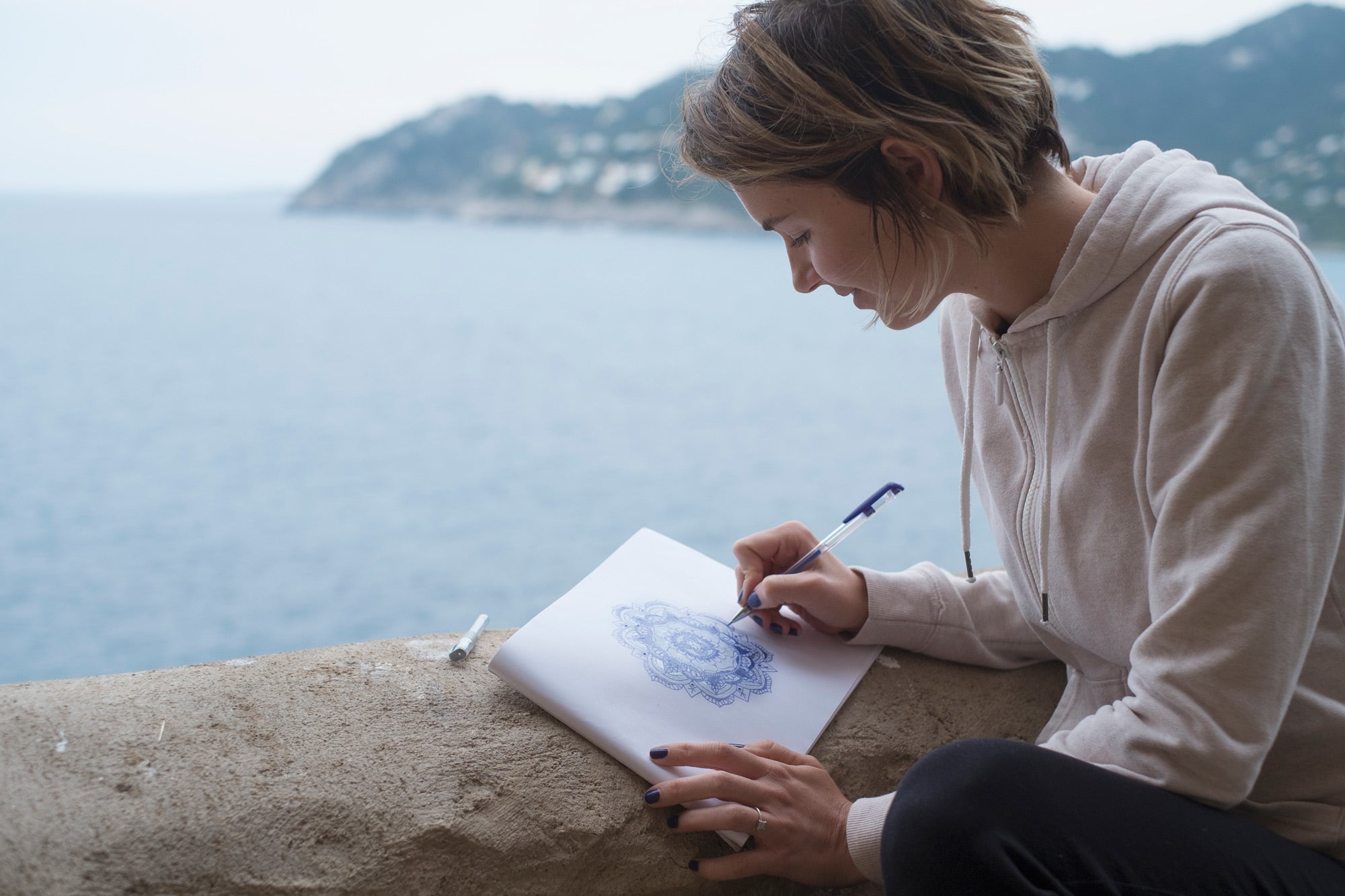 Pues nuestro consejo es que busques alivio en la actividad artística que más te atraiga: fotografía, pintura, cerámica, collage, música, restauración artística... Una investigación llevada a cabo por la Universidad de Drexel (EE.UU.) confirma que, cuando dedicamos tiempo a una actividad de este tipo, los niveles de cortisol, la hormona que regula el estrés, disminuyen. ¿Será por esa razón que tantos artistas (como Picasso, Miguel Ángel o Verdi) vivieron tantos años?