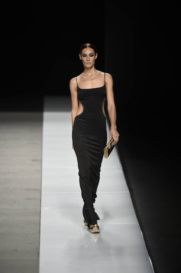 Otro de los diseños de fiesta es este vestido de estilo lencero, ajustado, en color negro