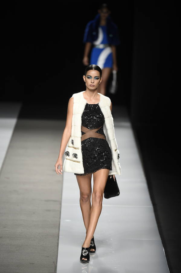 Uno de los mix por los que apuesta el diseñador es el minivestido con chaleco de piel