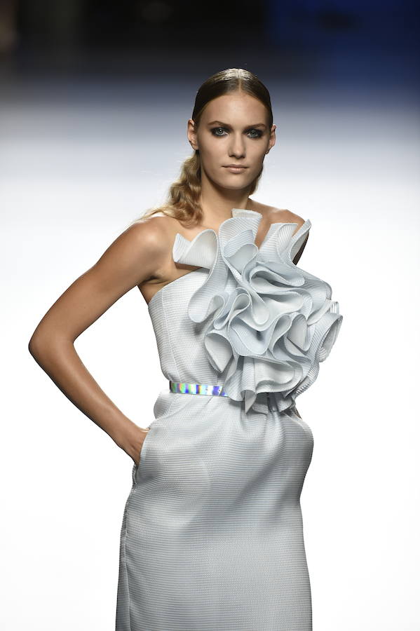 Con escote palabra de honor, uno de los vestidos que la firma ha presentado sobre la pasarela