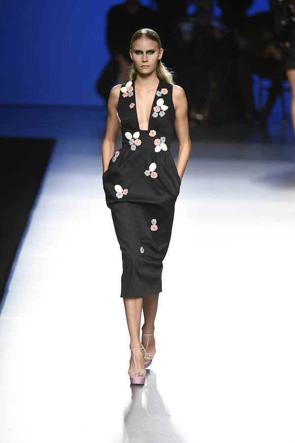 Vestido negro con detalles florales bordados de la colección que la firma ha subido a la pasarela de Madrid