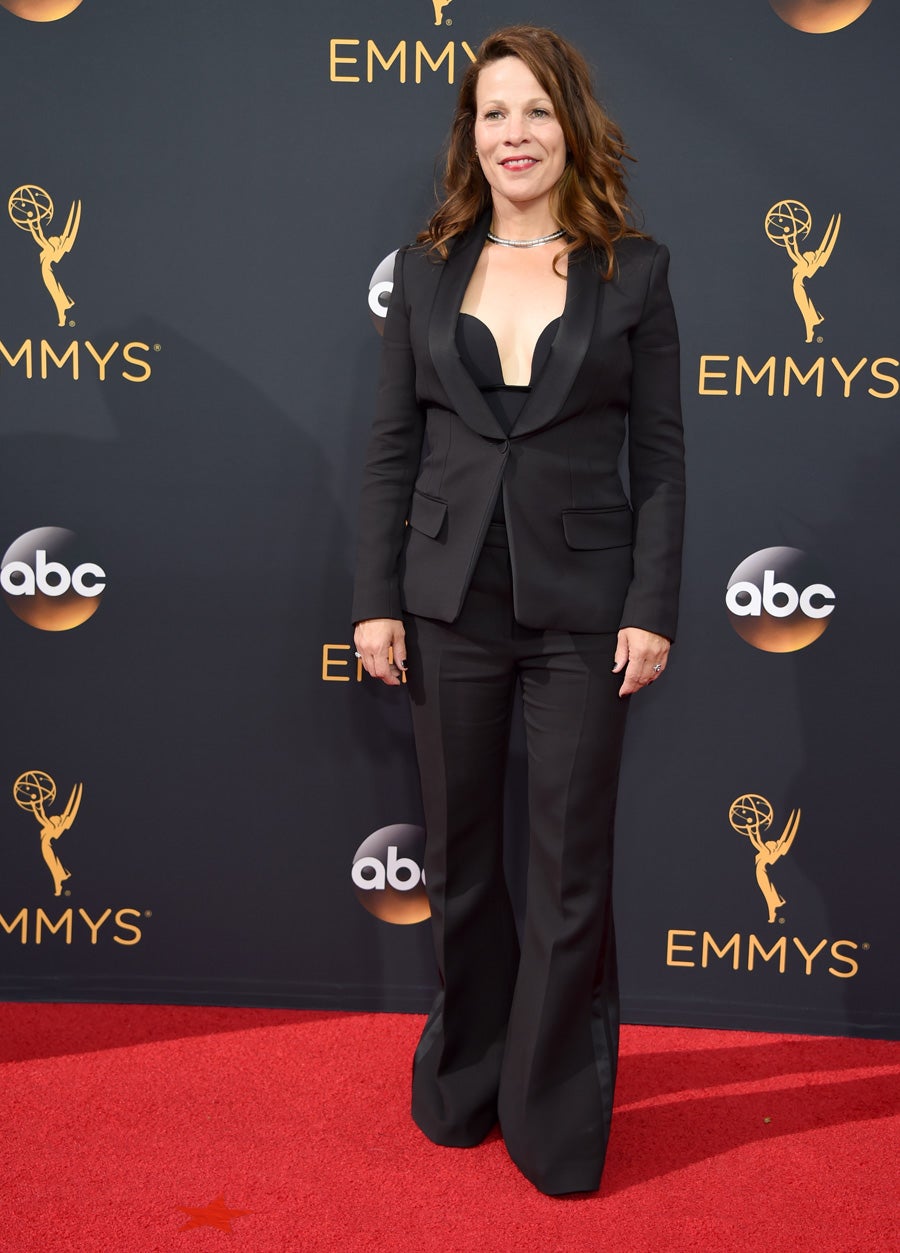 El negro fue el tono escogido por Lili Taylor a su paso por la alfombra roja