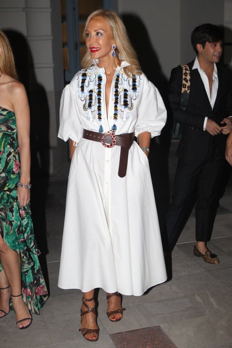 La 'socialité' también eligió un diseño visto en la pasarela de la mano de Jorge Vázquez: un vestido midi camisero de inspiración años 50 con bordatos étnicos en el cuerpo y original cinturón.