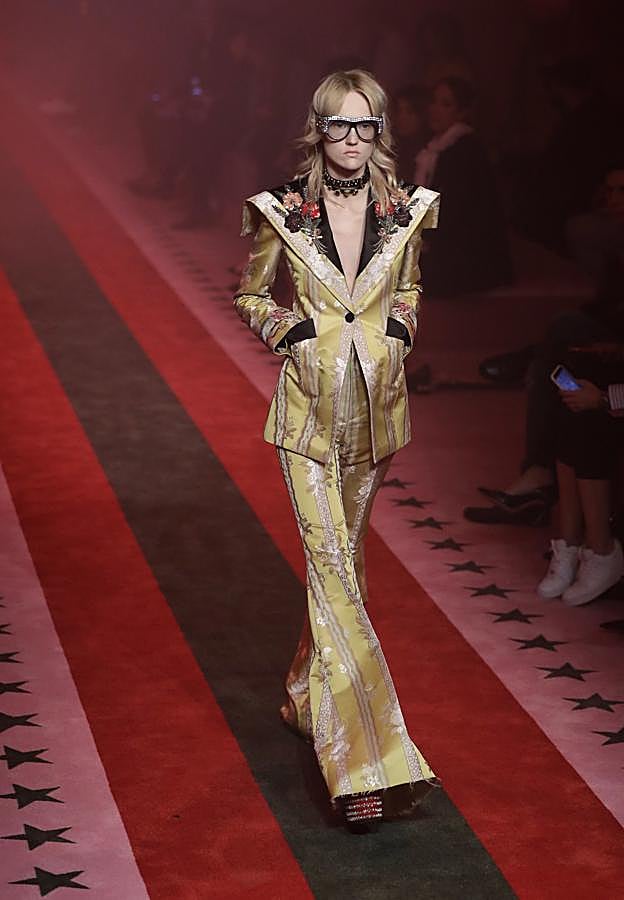 Uno de los atrevidos trajes estampados de Gucci de estilo setentero