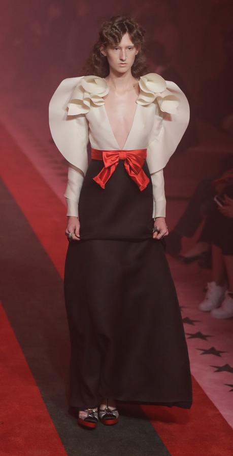 Con escote en uve en tono crudo y falda en color negro, vestido de Gucci