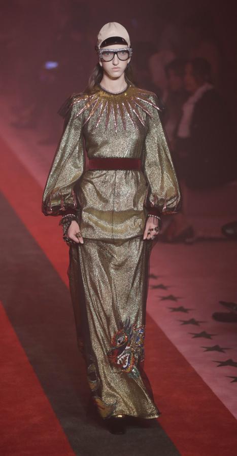 Una de las propuestas en dorado con dragón bordado en la parte de debajo