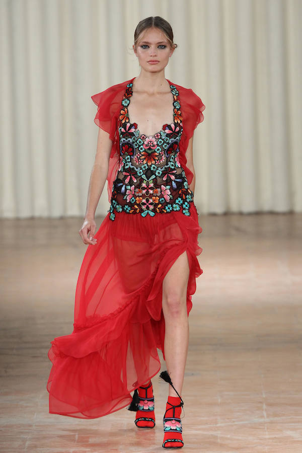 Otro de los exquisitos vestidos por los que apuesta la diseñadora en su desfile