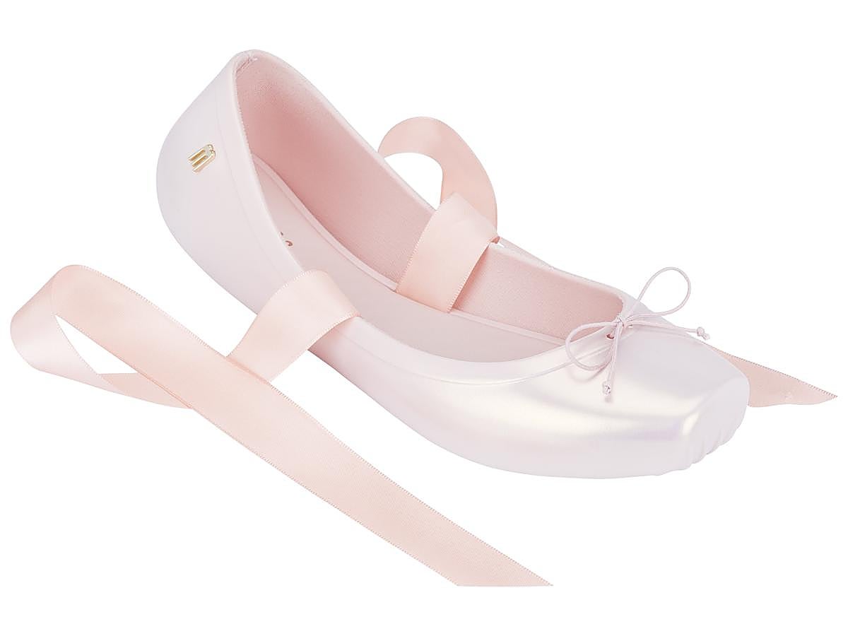 La firma de calzado Melissa también tiene en su colección otoño-invierno bailarinas como esta con tiras incluidas (CPV)