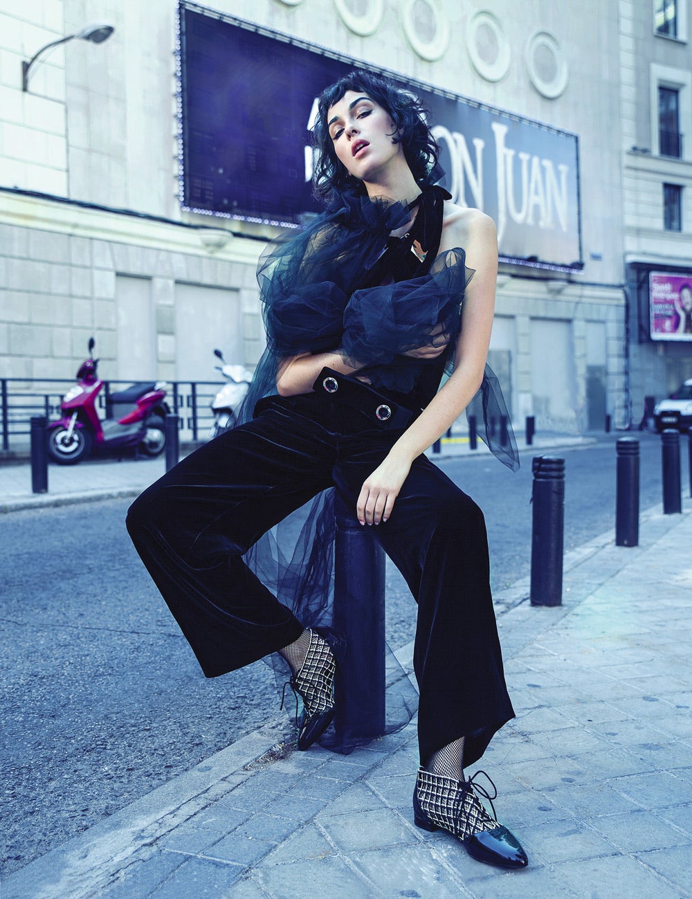 Mono de terciopelo negro con capa de tul y botines, todo de Giorgio Armani. Medias de rejilla, de Intimissimi. Estilismo: Verónica Suárez. Maquillaje y peluquería: Miguel Ángel Álvarez para Max Factor y Sebastian pelo. Asistente de fotografía: Luis Spinola. Asistente de estilismo: Jorge Gilarranz.