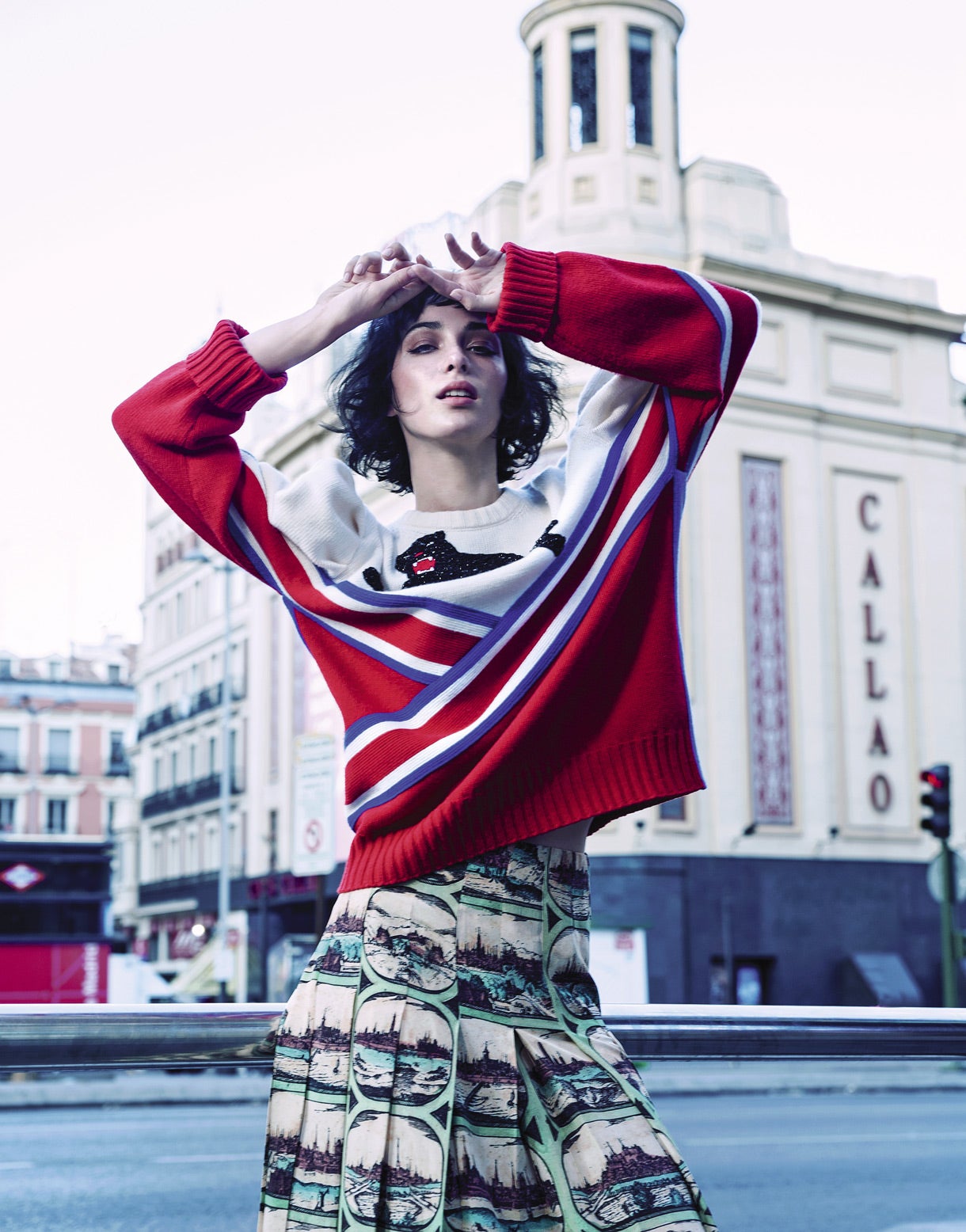 Total look de Gucci con falda estampada y jersey de rayas con dibujo de pantera. Estilismo: Verónica Suárez. Maquillaje y peluquería: Miguel Ángel Álvarez para Max Factor y Sebastian pelo. Asistente de fotografía: Luis Spinola. Asistente de estilismo: Jorge Gilarranz.