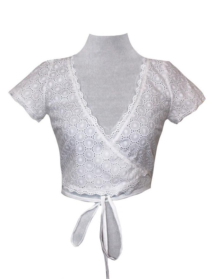 En color blanco, esta blusa a modo de 'crop top' al más puro estilo bailarina (Precio: 45 euros)
