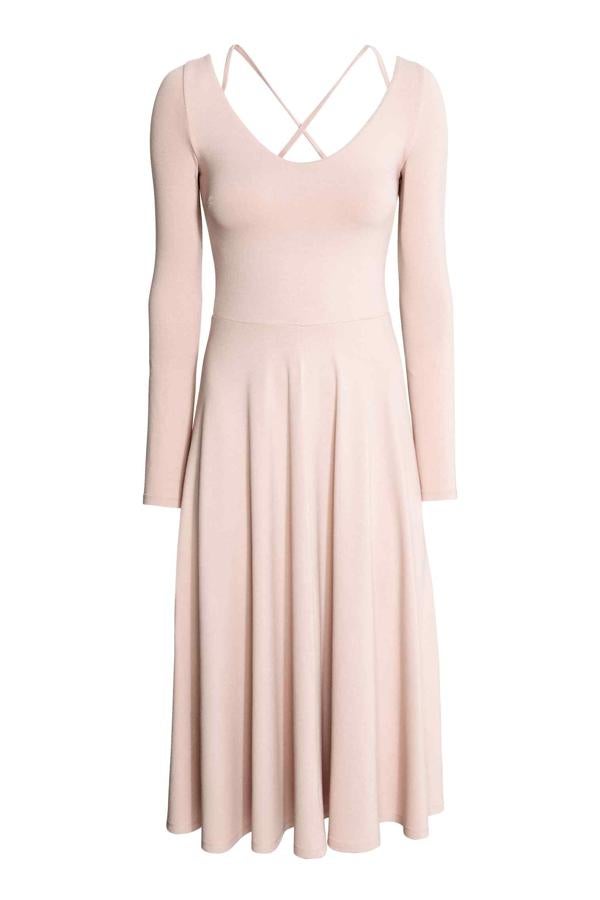 Otro de los vestidos en rosa empolvado propuestos por H&M (Precio: 39.99 euros)