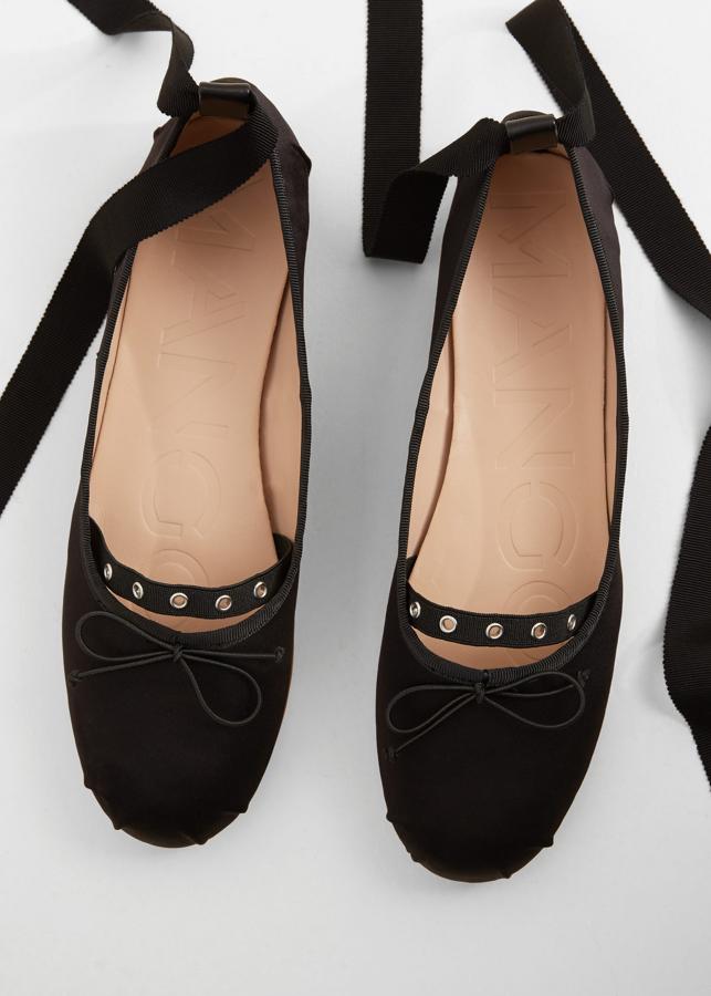 Para poner el toque de rebeldía, estas bailarinas urbanas en color negro de Mango (Precio: 29.99 euros)
