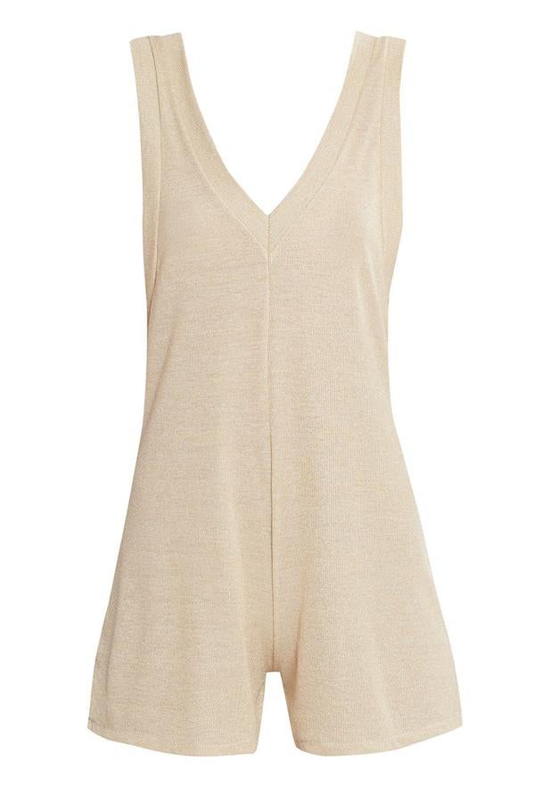 Otra de las opciones disponibles en El Armario de la tele es este mono corto en tono dorado (Precio: 24.90 euros)