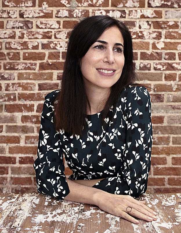 Carmen, camisa de Nº 21 para Just One y zapatos de Gloria Ortiz para El Corte Inglés.